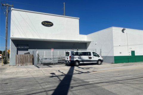 Commercial property in Miami, Florida № 2089034