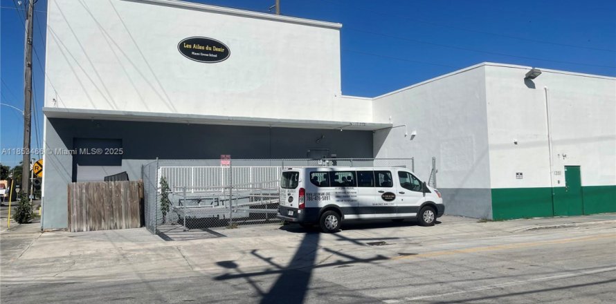 Commercial property in Miami, Florida № 2089034