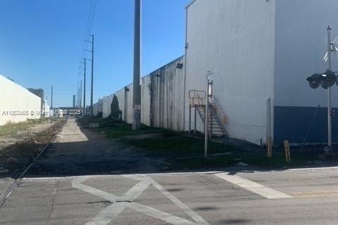 Commercial property in Miami, Florida № 2089034 - photo 12