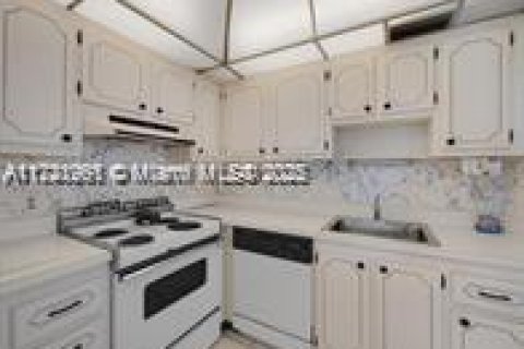 Condo in Delray Beach, Florida, 1 bedroom  № 1702418 - photo 13