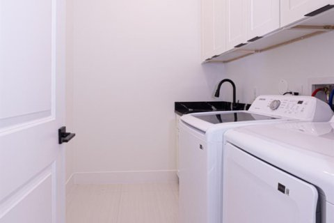 House in Lake Worth, Florida 3 bedrooms, 204.94 sq.m. № 2176981 - photo 30