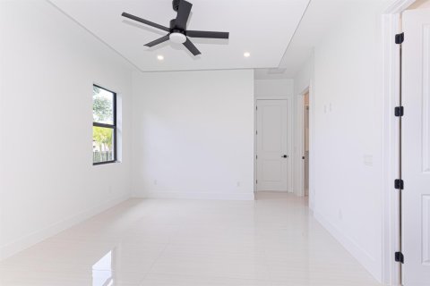 House in Lake Worth, Florida 3 bedrooms, 204.94 sq.m. № 2176981 - photo 18