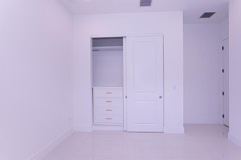 House in Lake Worth, Florida 3 bedrooms, 204.94 sq.m. № 2176981 - photo 27