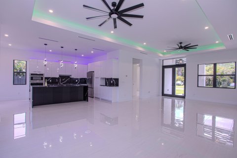 House in Lake Worth, Florida 3 bedrooms, 204.94 sq.m. № 2176981 - photo 9