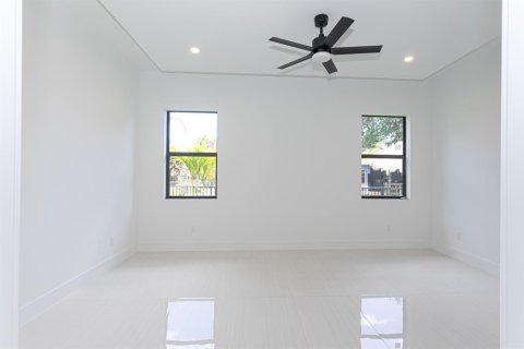 House in Lake Worth, Florida 3 bedrooms, 204.94 sq.m. № 2176981 - photo 19