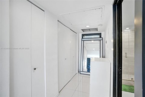 Купить кондоминиум в Майами, Флорида 2 спальни, 130.81м2, № 1961061 - фото 17