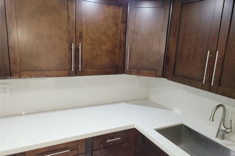 Adosado en alquiler en Miami, Florida, 4 dormitorios, 179.67 m2 № 2056606 - foto 9