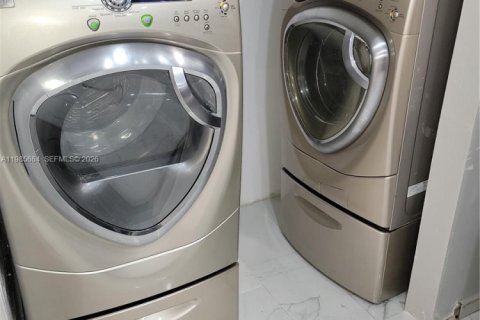 Adosado en alquiler en Miami, Florida, 4 dormitorios, 179.67 m2 № 2056606 - foto 1