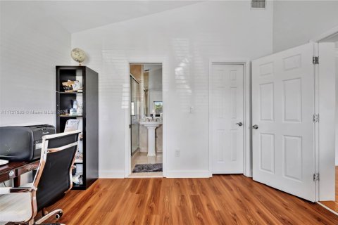 House in Miami, Florida 3 bedrooms, 158.96 sq.m. № 1477208 - photo 29