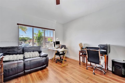 House in Miami, Florida 3 bedrooms, 158.96 sq.m. № 1477208 - photo 26