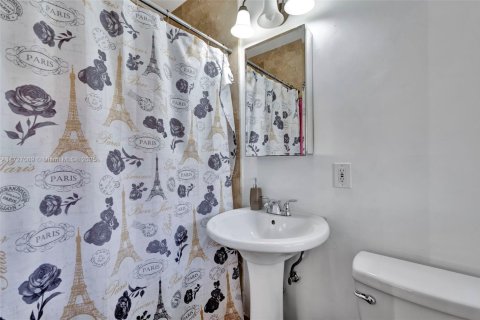 House in Miami, Florida 3 bedrooms, 158.96 sq.m. № 1477208 - photo 30