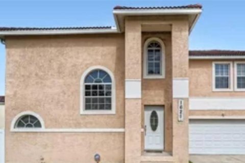 Townhouse in Sarasota, Florida 4 bedrooms, 192.77 sq.m. № 725436 - photo 1