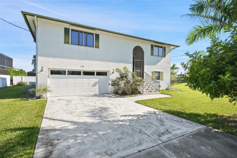 House in Naples, Florida 3 bedrooms, 164.9 sq.m. № 2122288 - photo 2