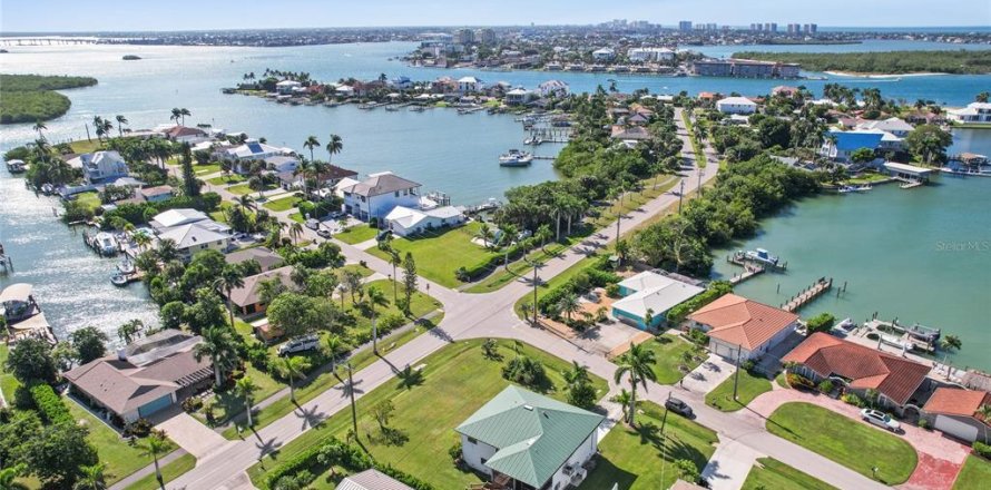 House in Naples, Florida 3 bedrooms, 164.9 sq.m. № 2122288