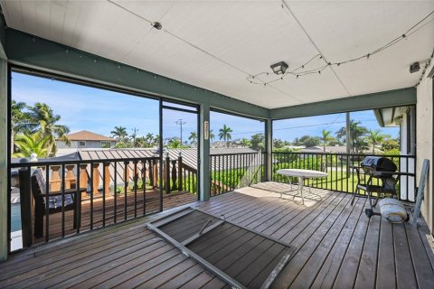 House in Naples, Florida 3 bedrooms, 164.9 sq.m. № 2122288 - photo 28