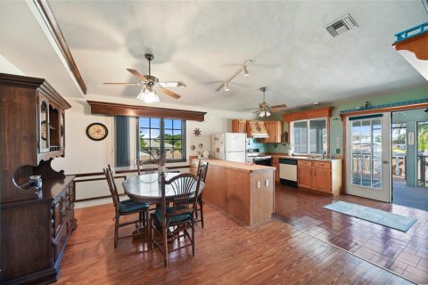 House in Naples, Florida 3 bedrooms, 164.9 sq.m. № 2122288 - photo 11