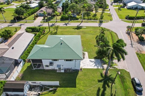 House in Naples, Florida 3 bedrooms, 164.9 sq.m. № 2122288 - photo 4