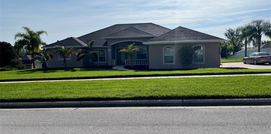 House in Clermont, Florida 4 bedrooms, 228.91 sq.m. № 1917619