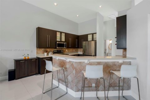 House in Weston, Florida 5 bedrooms, 283.44 sq.m. № 2416075 - photo 8