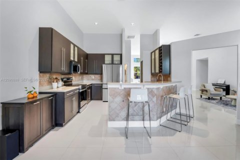 House in Weston, Florida 5 bedrooms, 283.44 sq.m. № 2416075 - photo 5