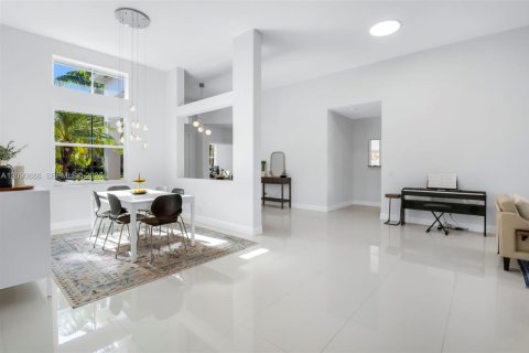 House in Weston, Florida 5 bedrooms, 283.44 sq.m. № 2416075 - photo 18