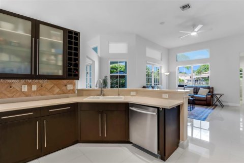 House in Weston, Florida 5 bedrooms, 283.44 sq.m. № 2416075 - photo 7