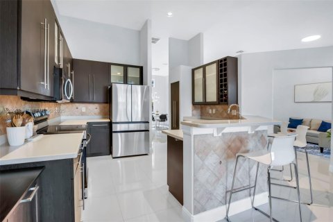 House in Weston, Florida 5 bedrooms, 283.44 sq.m. № 2416075 - photo 4