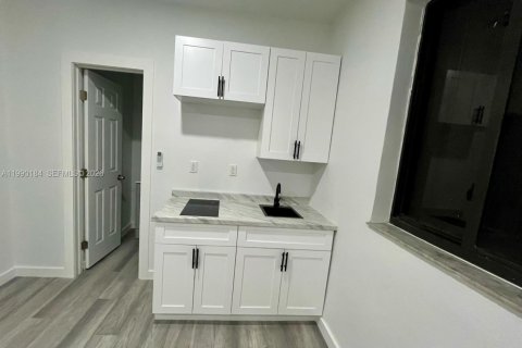 Propiedad comercial en alquiler en Miami, Florida, 1 dormitorio, 187.94 m2 № 2057682 - foto 3