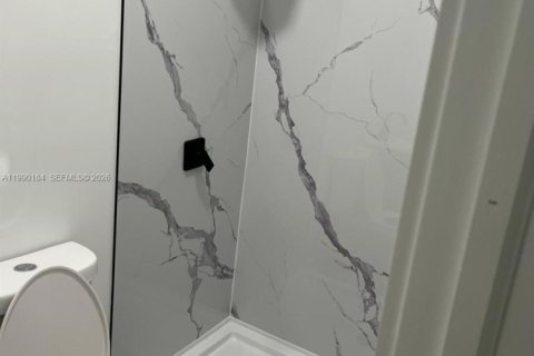 Propiedad comercial en alquiler en Miami, Florida, 1 dormitorio, 187.94 m2 № 2057682 - foto 7