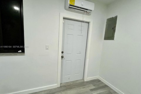 Propiedad comercial en Miami, Florida 1 dormitorio, 187.94 m2 № 2057682