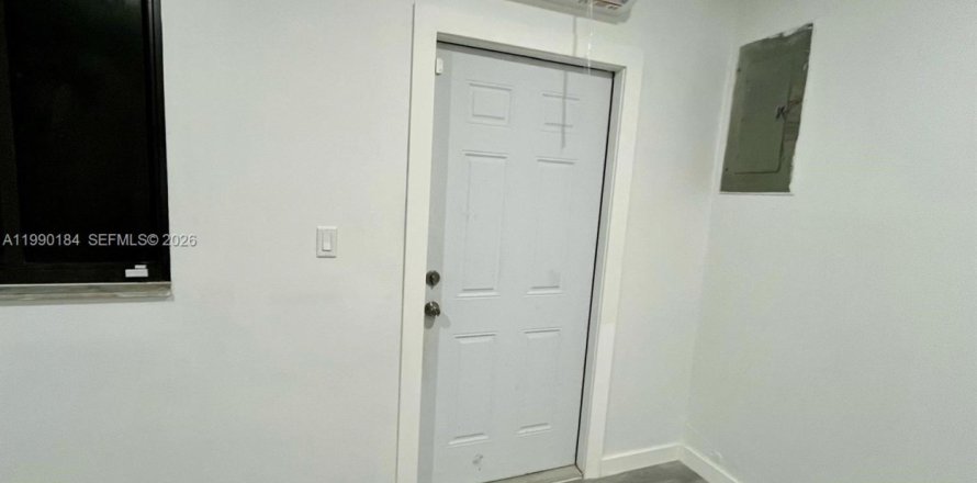 Propiedad comercial en Miami, Florida 1 dormitorio, 187.94 m2 № 2057682