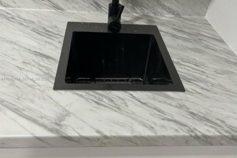 Propiedad comercial en alquiler en Miami, Florida, 1 dormitorio, 187.94 m2 № 2057682 - foto 6