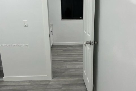 Propiedad comercial en alquiler en Miami, Florida, 1 dormitorio, 187.94 m2 № 2057682 - foto 11