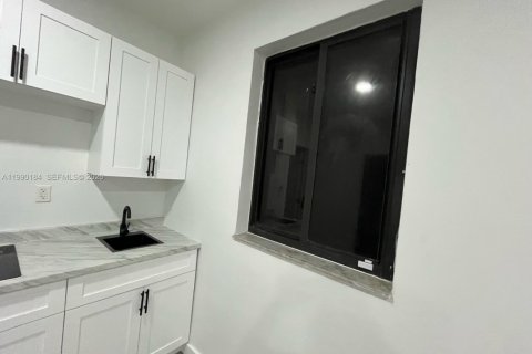 Propiedad comercial en alquiler en Miami, Florida, 1 dormitorio, 187.94 m2 № 2057682 - foto 2
