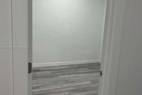 Propiedad comercial en alquiler en Miami, Florida, 1 dormitorio, 187.94 m2 № 2057682 - foto 9