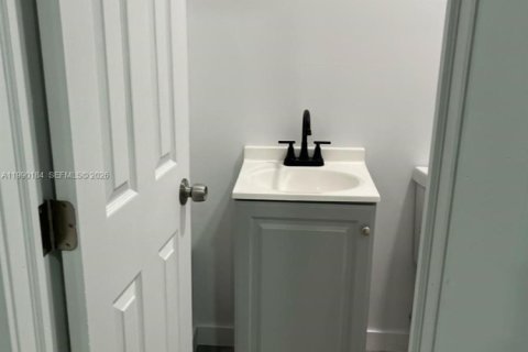 Propiedad comercial en alquiler en Miami, Florida, 1 dormitorio, 187.94 m2 № 2057682 - foto 4