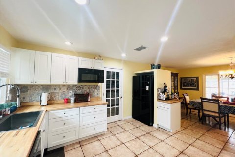 House in New Port Richey, Florida 4 bedrooms, 606.37 sq.m. № 1564043 - photo 11