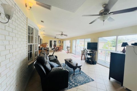 House in New Port Richey, Florida 4 bedrooms, 606.37 sq.m. № 1564043 - photo 9