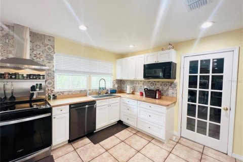 House in New Port Richey, Florida 4 bedrooms, 606.37 sq.m. № 1564043 - photo 15