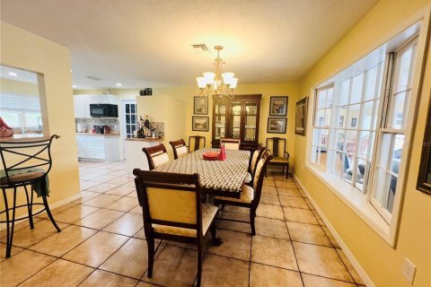 House in New Port Richey, Florida 4 bedrooms, 606.37 sq.m. № 1564043 - photo 10