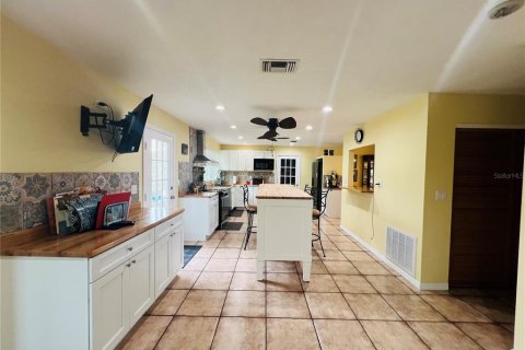 House in New Port Richey, Florida 4 bedrooms, 606.37 sq.m. № 1564043 - photo 17
