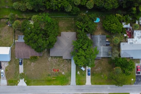 House in Fort Pierce, Florida 4 bedrooms, 185.06 sq.m. № 1228624 - photo 1