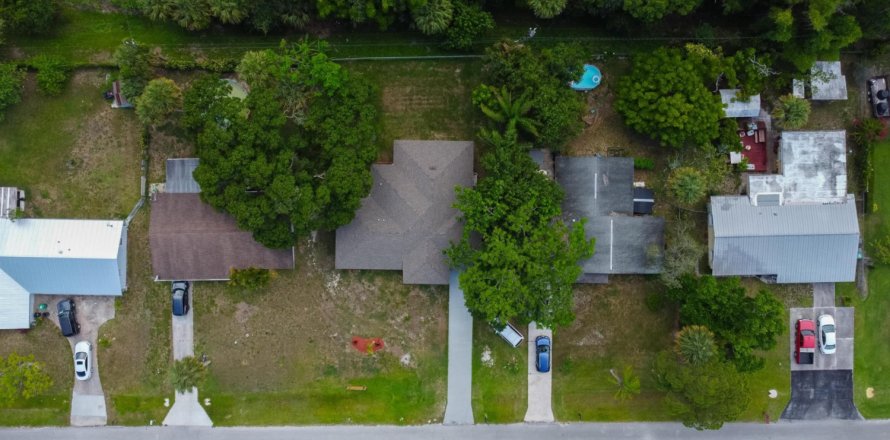 House in Fort Pierce, Florida 4 bedrooms, 185.06 sq.m. № 1228624