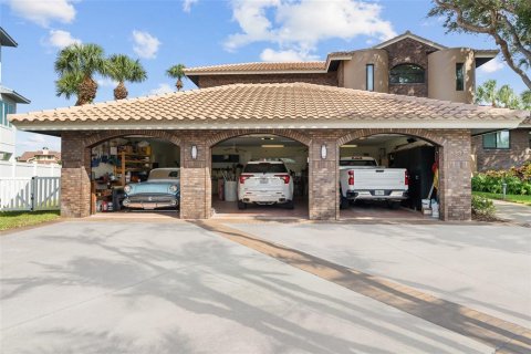House in Tierra Verde, Florida 5 bedrooms, 430.69 sq.m. № 2199339 - photo 5