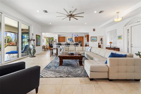House in Tierra Verde, Florida 5 bedrooms, 430.69 sq.m. № 2199339 - photo 15