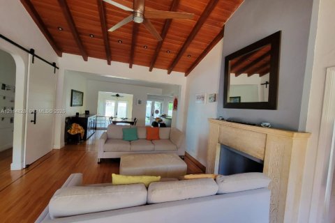 Villa ou maison à louer à Miami, Floride: 3 chambres, 145.67 m2 № 2437655 - photo 5