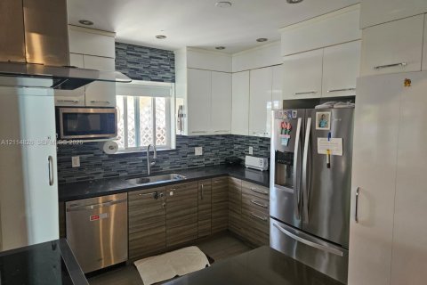 Villa ou maison à louer à Miami, Floride: 3 chambres, 145.67 m2 № 2437655 - photo 9