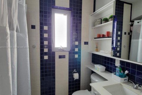 Villa ou maison à louer à Miami, Floride: 3 chambres, 145.67 m2 № 2437655 - photo 13