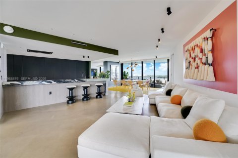 Condominio en venta en Miami, Florida, 5 dormitorios, 549.42 m2 № 2030924 - foto 14