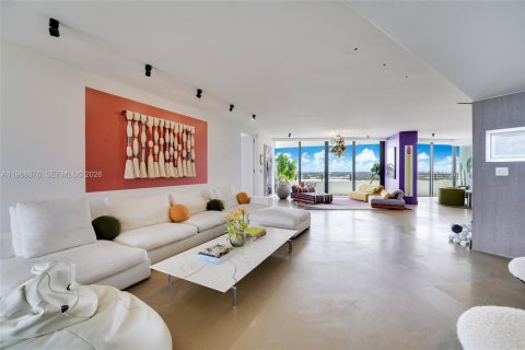 Condominio en venta en Miami, Florida, 5 dormitorios, 549.42 m2 № 2030924 - foto 11